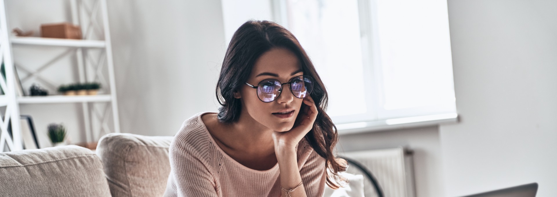 Een vrouw met een bril