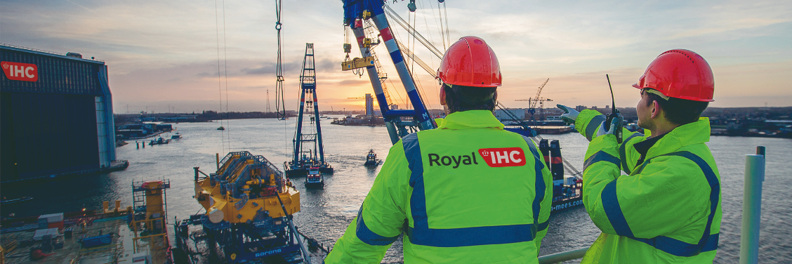 Axians sfeerbeeld, mannen in haven aan het werk