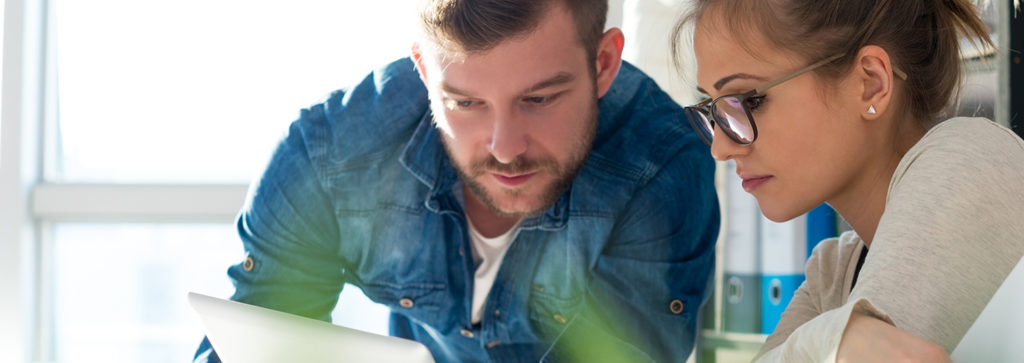 Axians sfeerbeeld, collega&#039;s kijken naar computerscherm