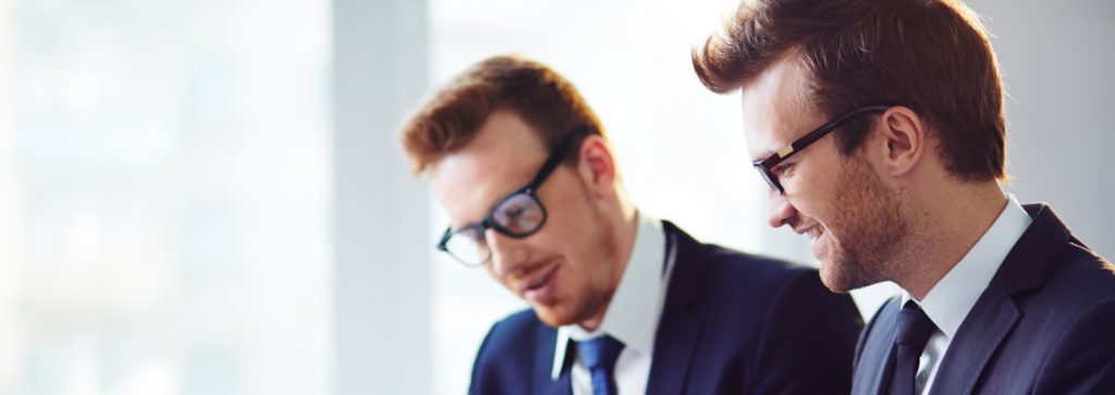 Axians sfeerbeeld, twee mannen in pak aan het werk