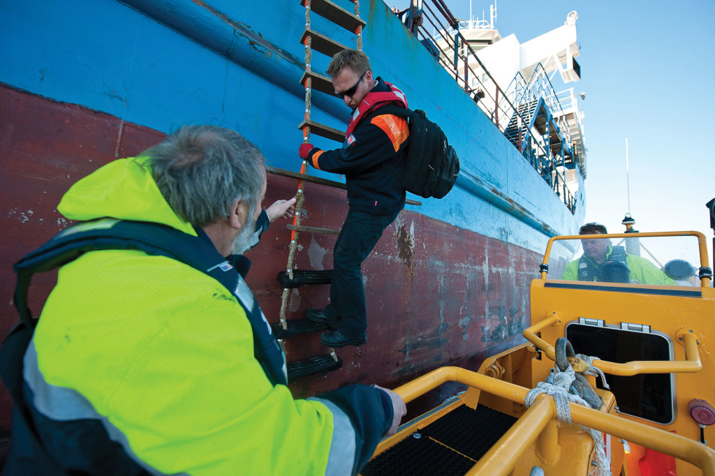 Axians sfeerbeeld, man aan het werk in haven