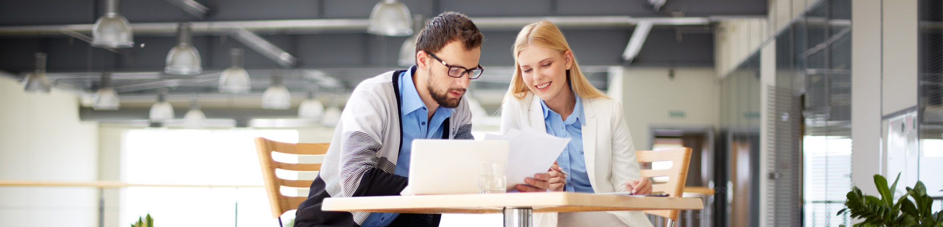 Twee personen bekijken samen een document