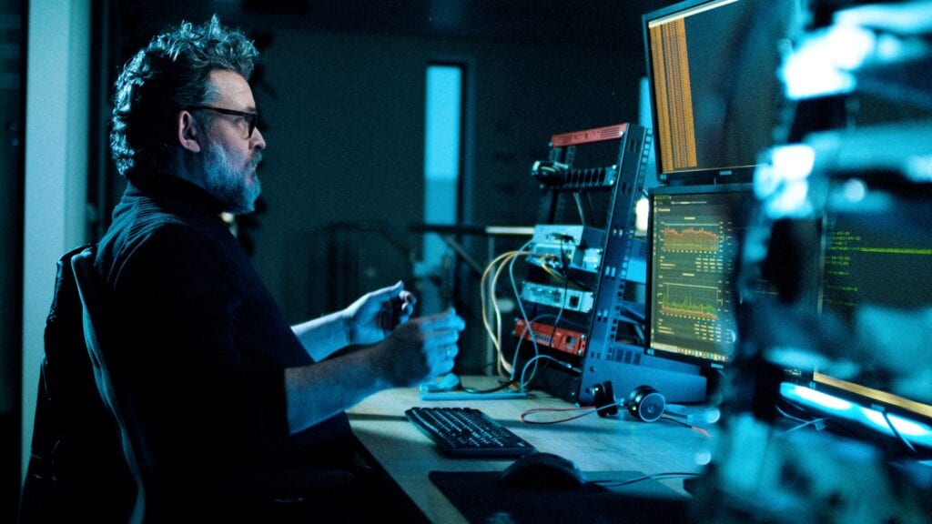 Axians sfeerbeeld, man werkt achter computer