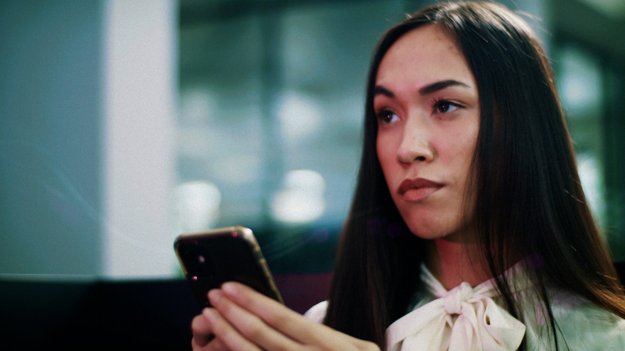 Axians sfeerbeeld, vrouw werkt op telefoon