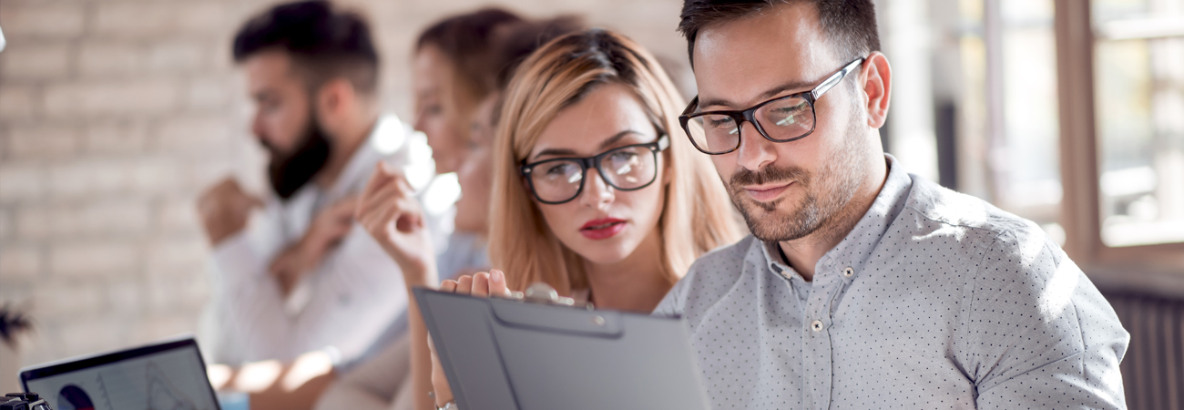 Twee collega&#039;s werken met IBM