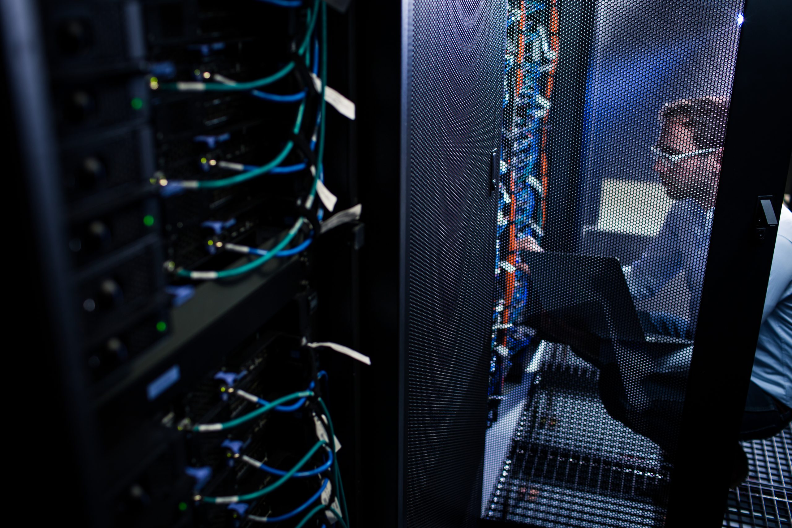 Axians sfeerbeeld, man werkt in datacenter