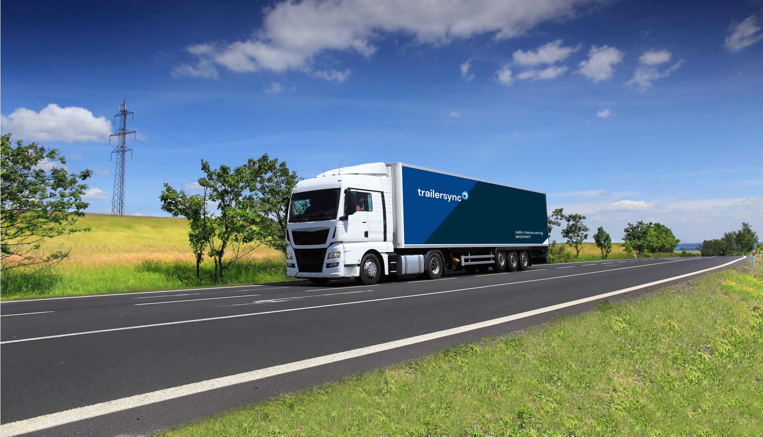 Een vrachtwagen met Trailersync rijdt op de weg