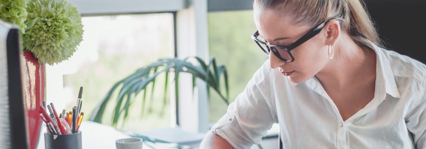 Een vrouw werkt op kantoor