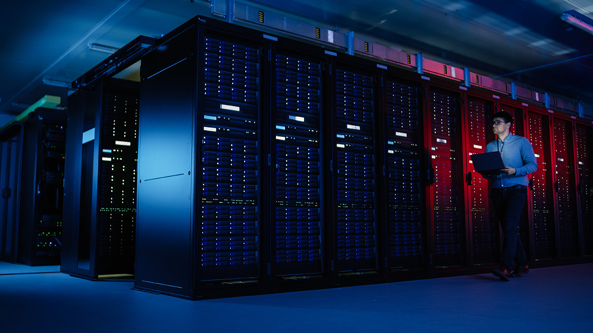 Een man loopt in een datacenter