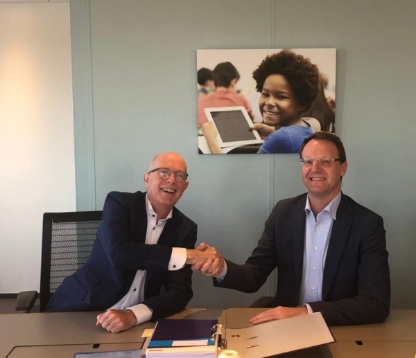 Toine Maes (directeur van Kennisnet) en Tom Greeve (Deputy Managing Director bij Axians) ondertekenen een raamovereenkomst voor de inrichting van een Nationaal Dienstencentrum (NDC). 