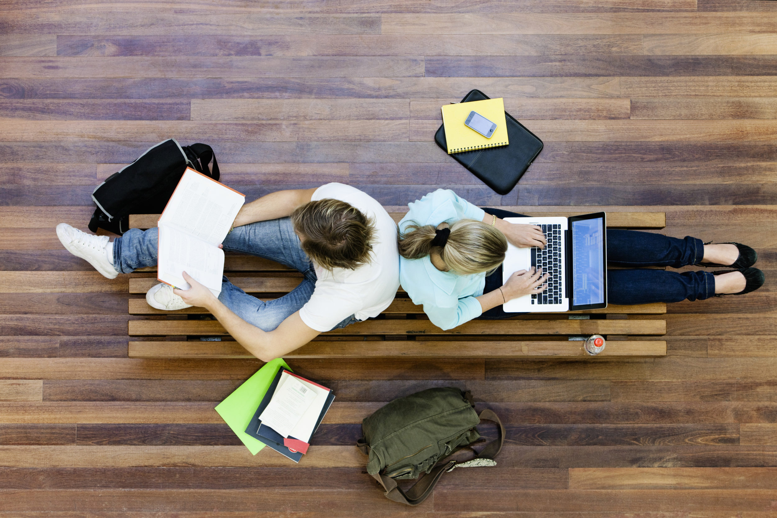 Twee studenten werken op hun laptop