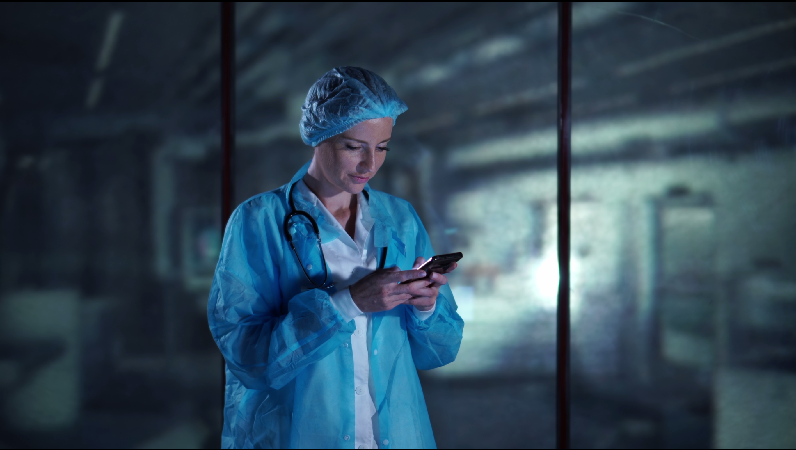 Een zorgmedewerker gebruikt haar smartphone