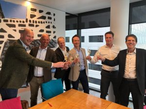 Het glas heffen op de overname van Kadenza door Axians