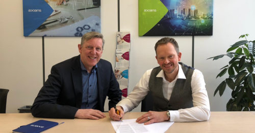 ans van der Meij (Regional Partner Benelux bij TimeXtender) en Eduard Berteler (Partner Manager bij Axians) ondertekenen de samenwerkingsovereenkomst tussen TimeXtender en Axians.
