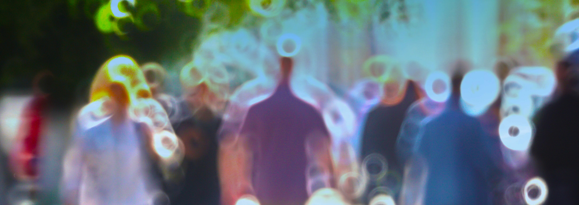 Een gestyleerde foto met silhouetten van mensen