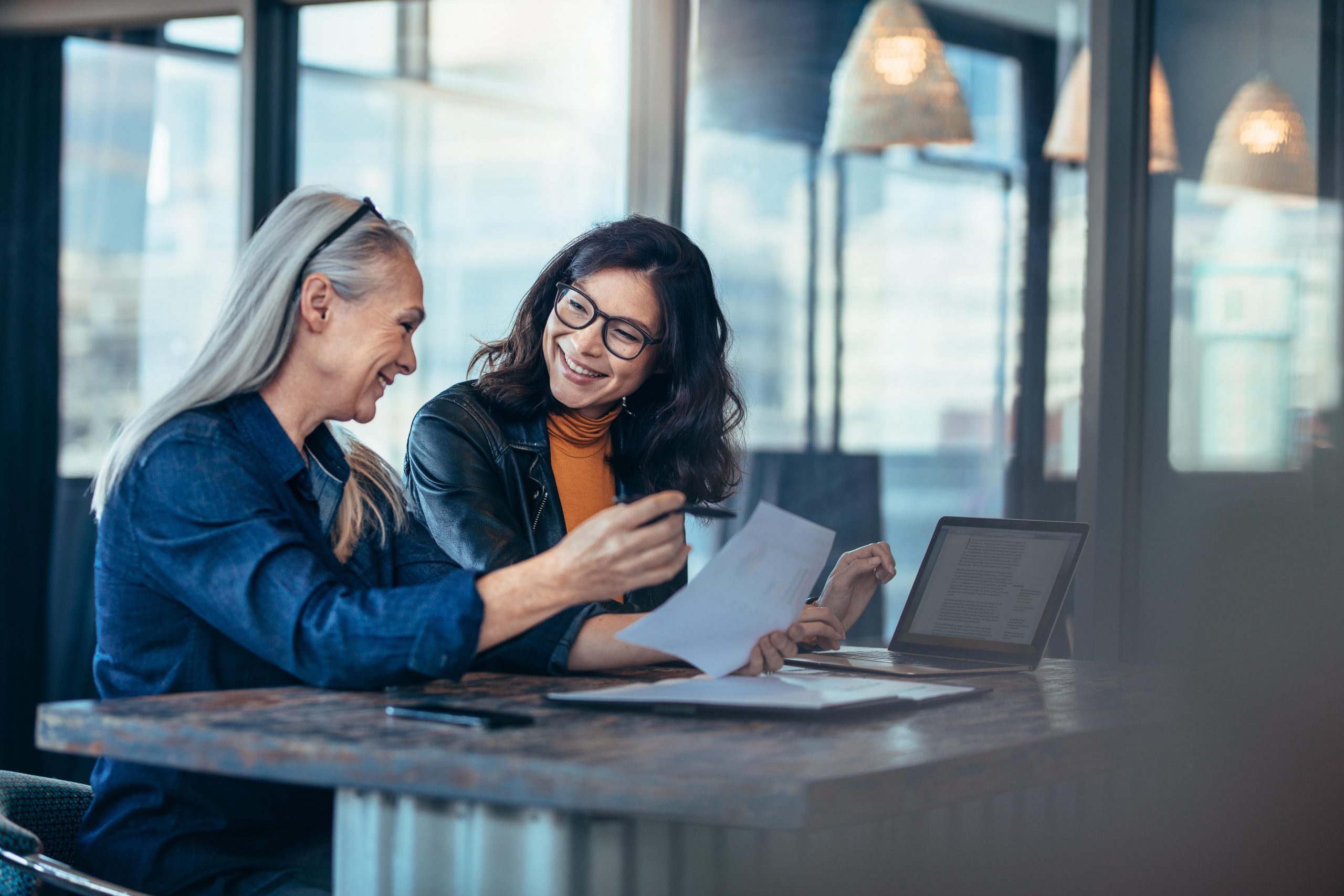 Axians sfeerbeeld, vrouwen in overleg achter laptop