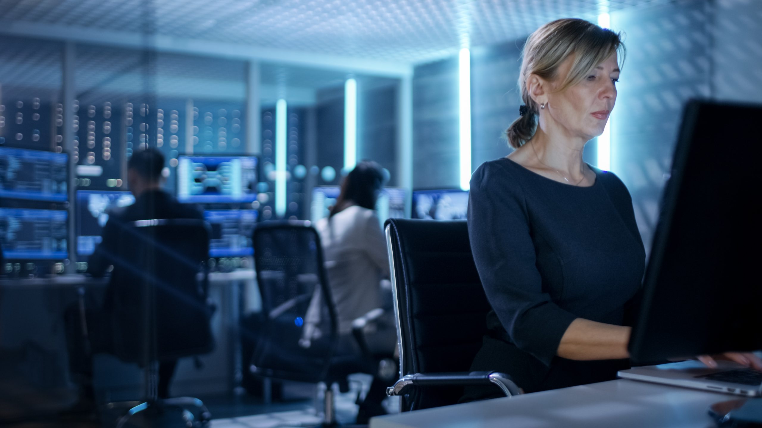Vrouw werkt aan security achter computer