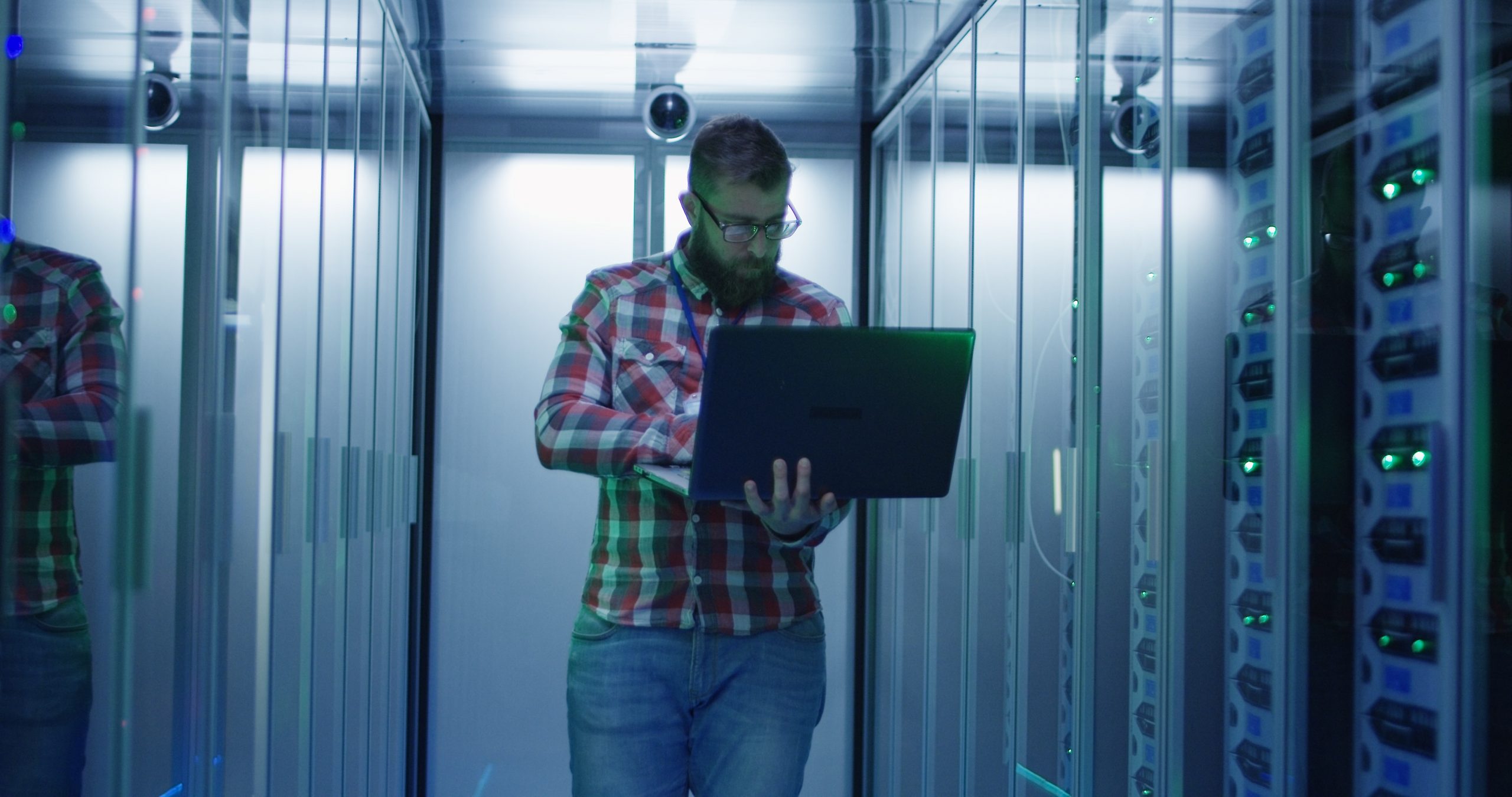 Axians sfeerbeeld, man werkend in datacenter