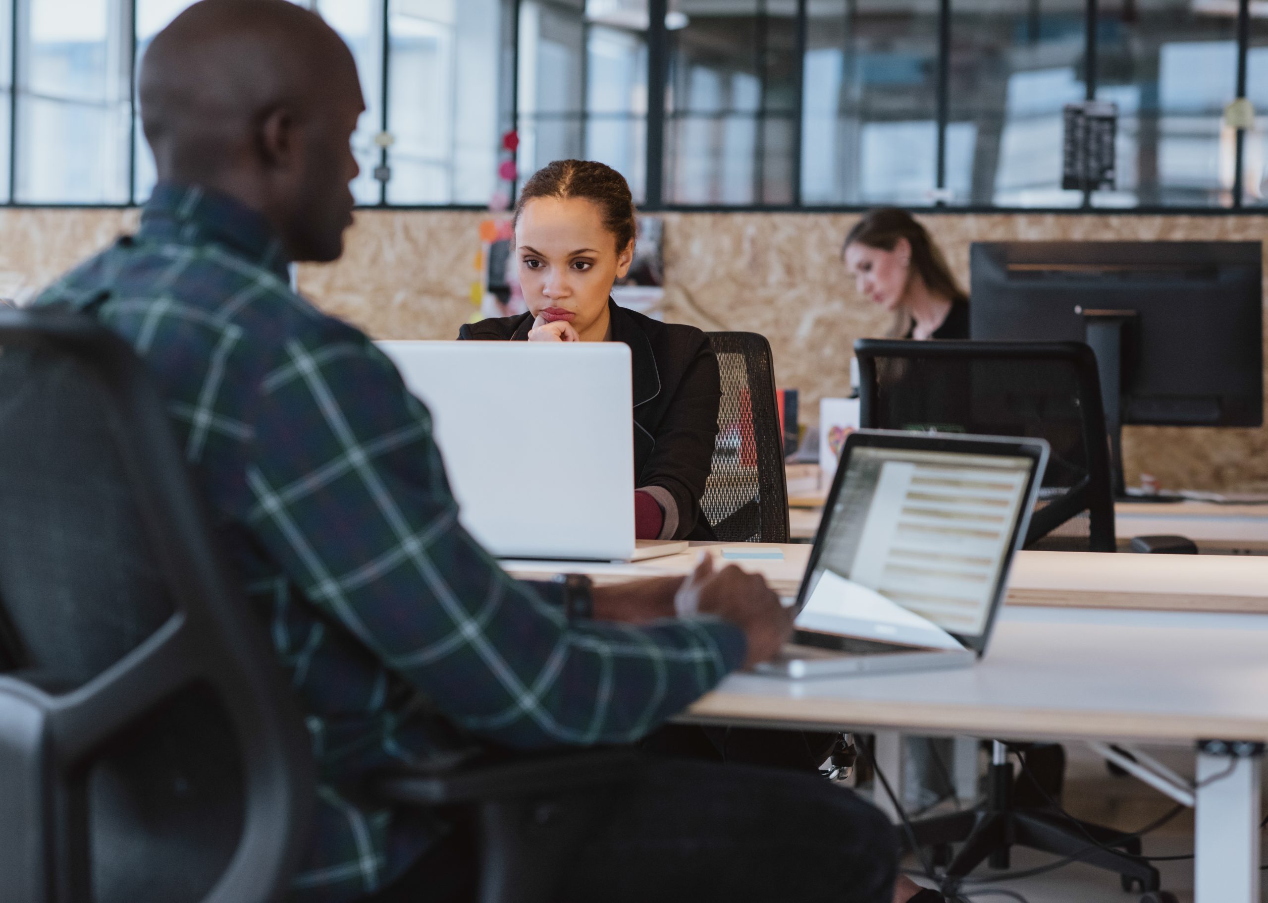 Axians sfeerbeeld, studenten aan het werk in bibliotheek