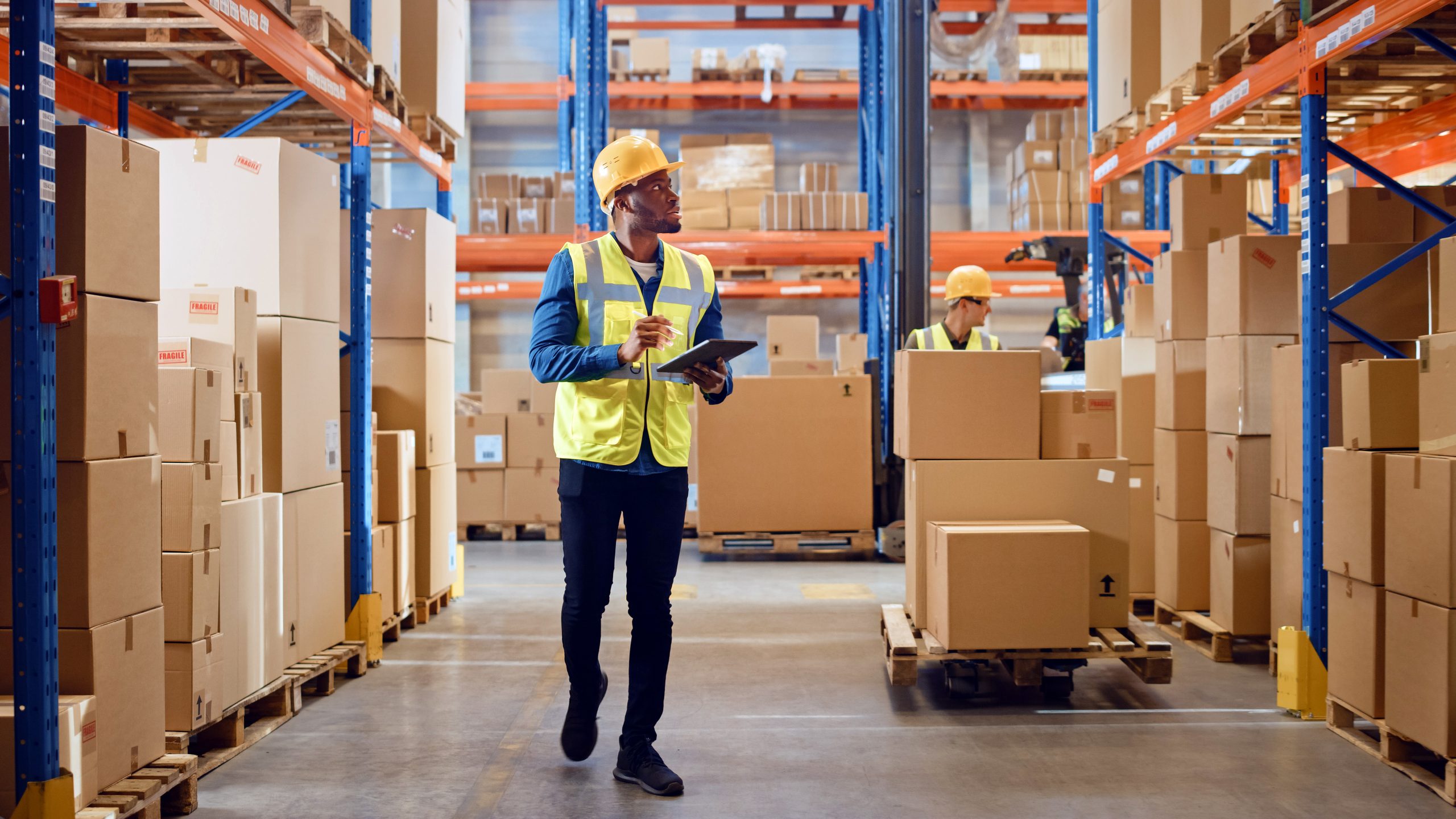 Logistiek medewerker controleert voorraad met ict apparatuur
