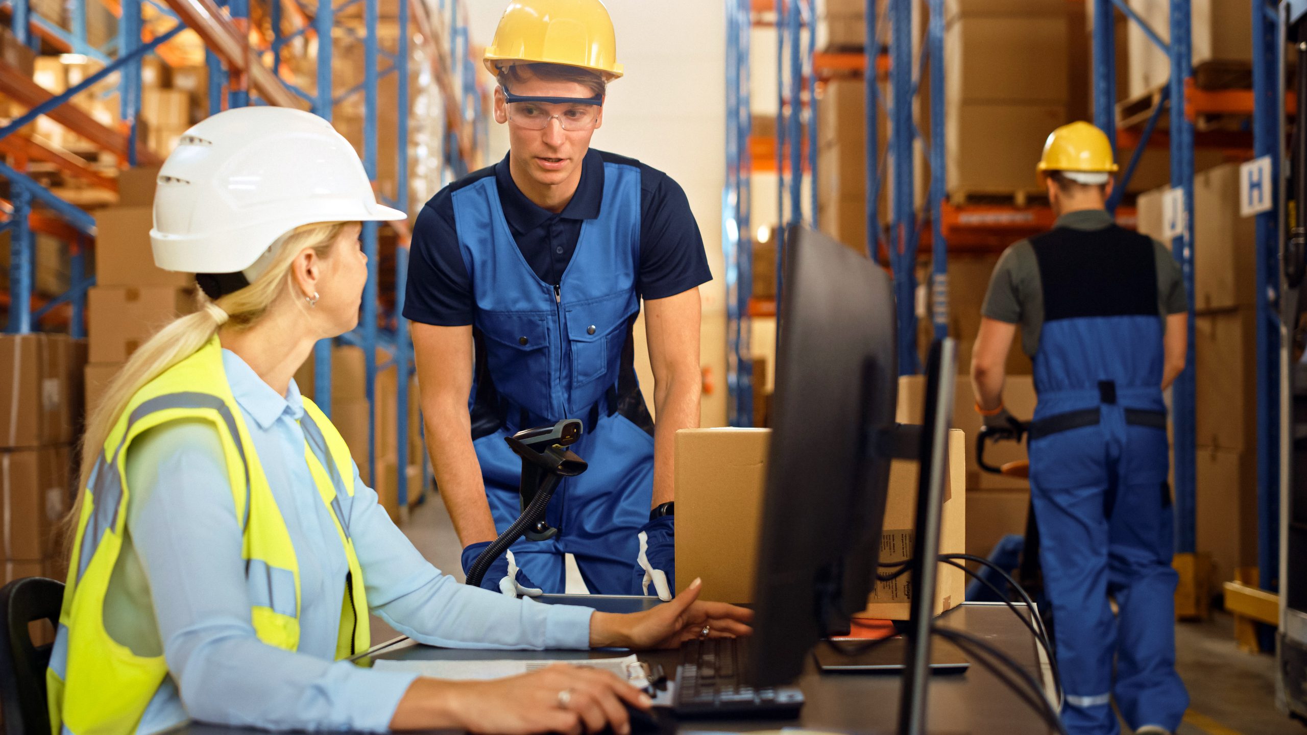 Logistieke medewerkers inventariseren de voorraad met computer, netwerk en ICT