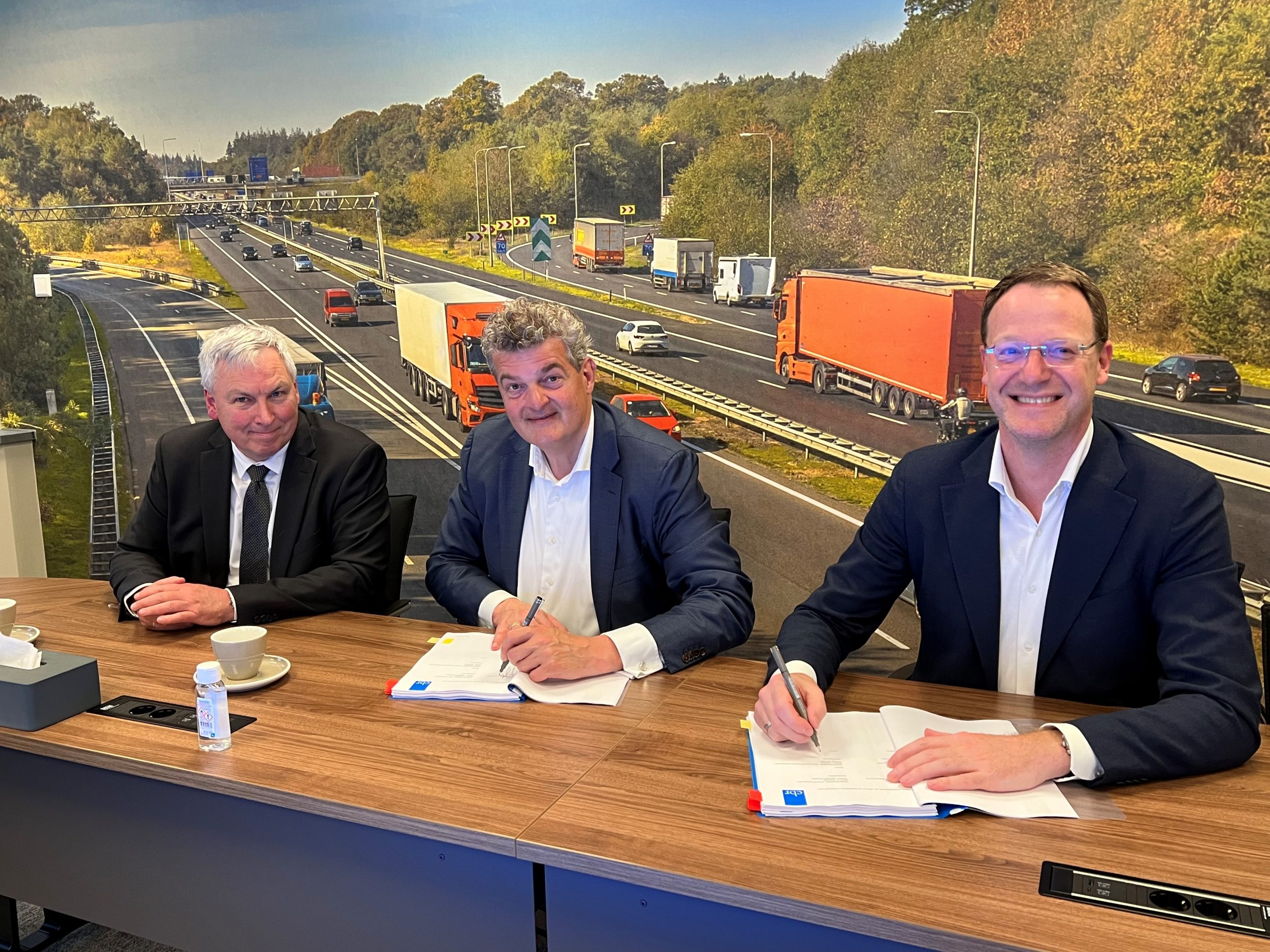 Bob van Graft (CIO bij CBR), Jan Jurgen Huizing (COO bij CBR) en Tom Greeve (Director bij Axians) ondertekenen het contract.