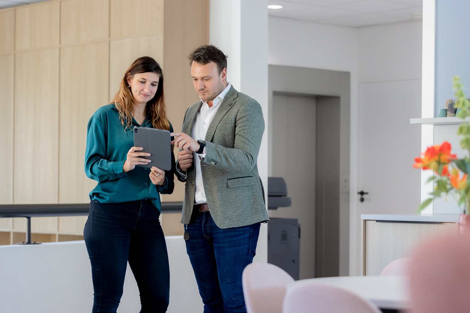 Man en vrouw bekijken informatie op tablet over netwerkverbinding