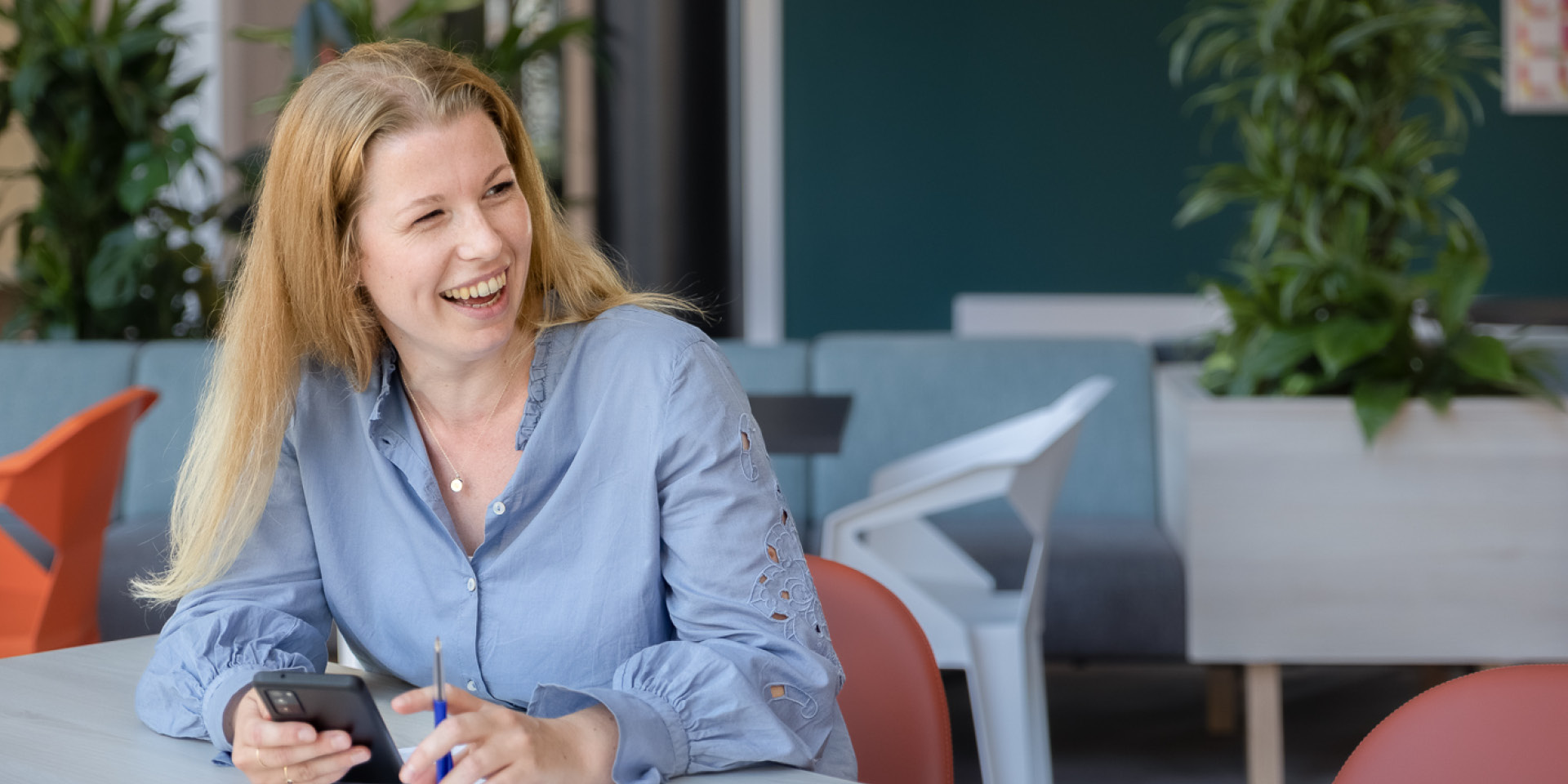Lachende Cyber Security collega ten behoeve van footerafbeelding