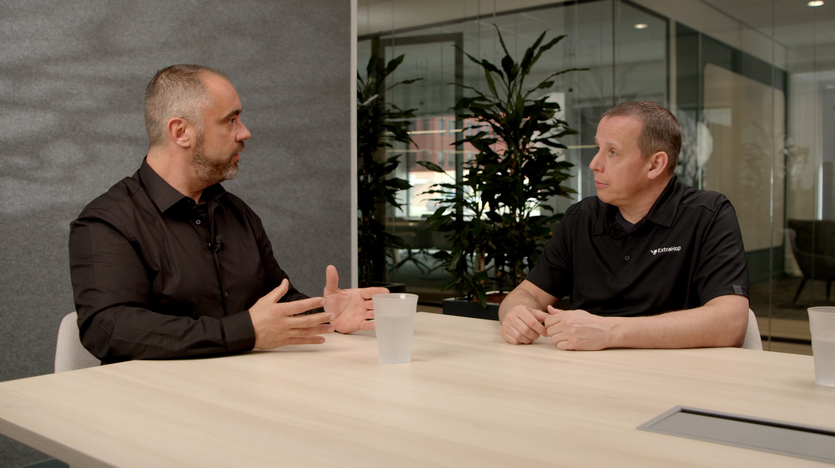 Momentopname van Cyber Vodcast over NDR in educatie met daarop Axians collega en ExtraHop partner