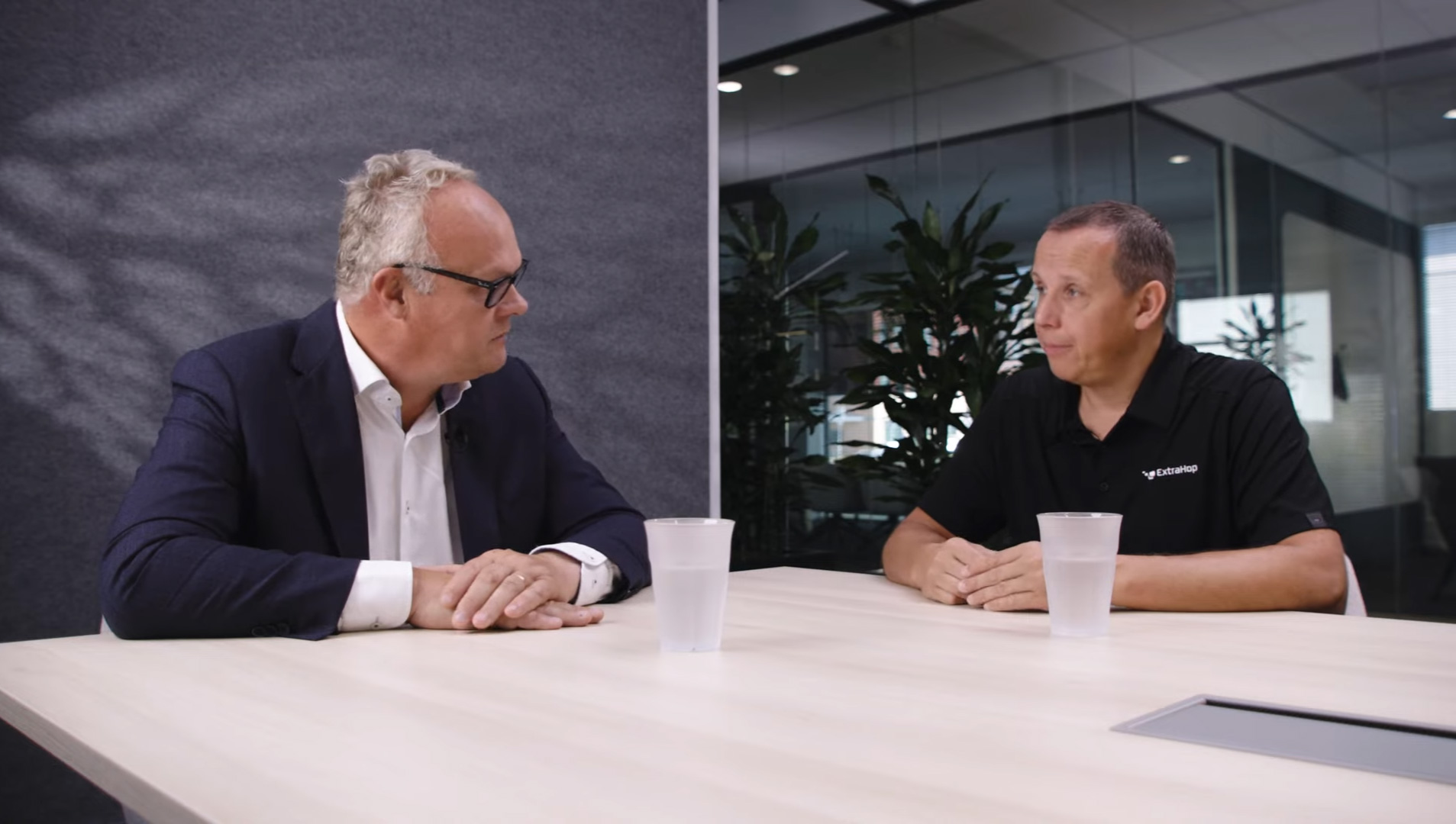 Momentopname van Cyber Vodcast over NDR met daarop de Business Unit Manager van Axians en een ExtraHop collega