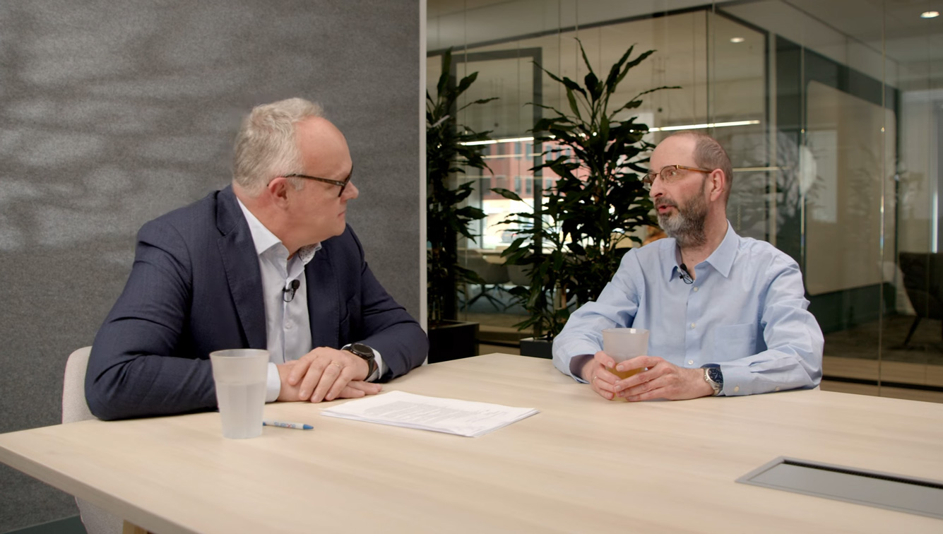 Momentopname van Cyber Vodcast over NIS 2 met daarop twee Axians collega's