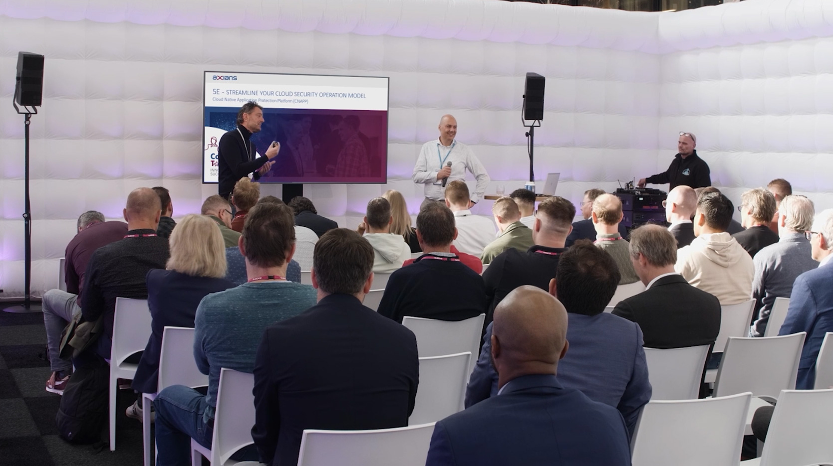 Foto van de presentatie tijdens Innovations to Success 2023 met daarop een goed gevulde zaal