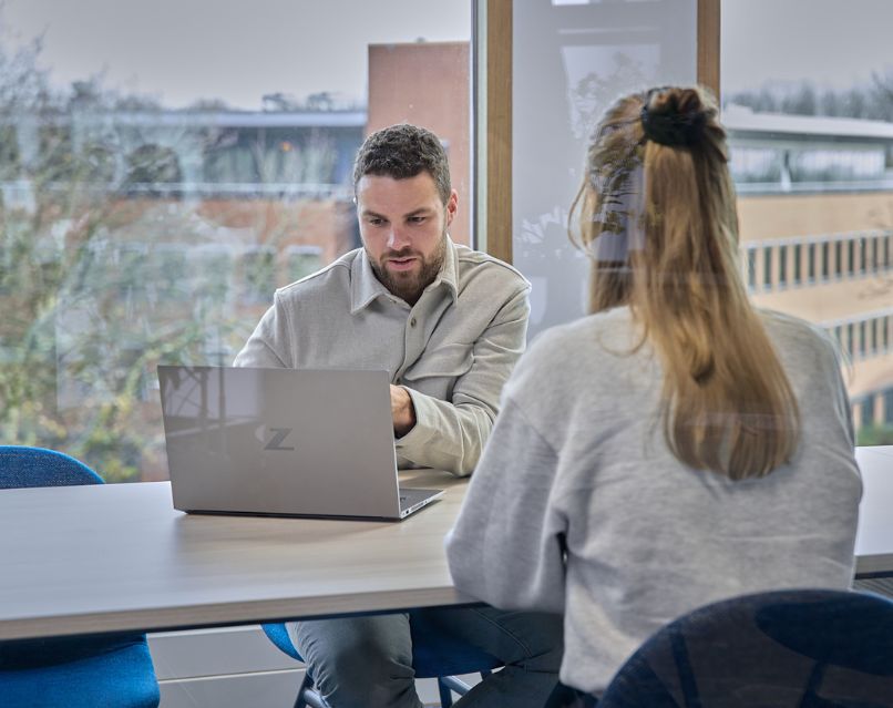 IT-team in overleg over netwerkbeheer