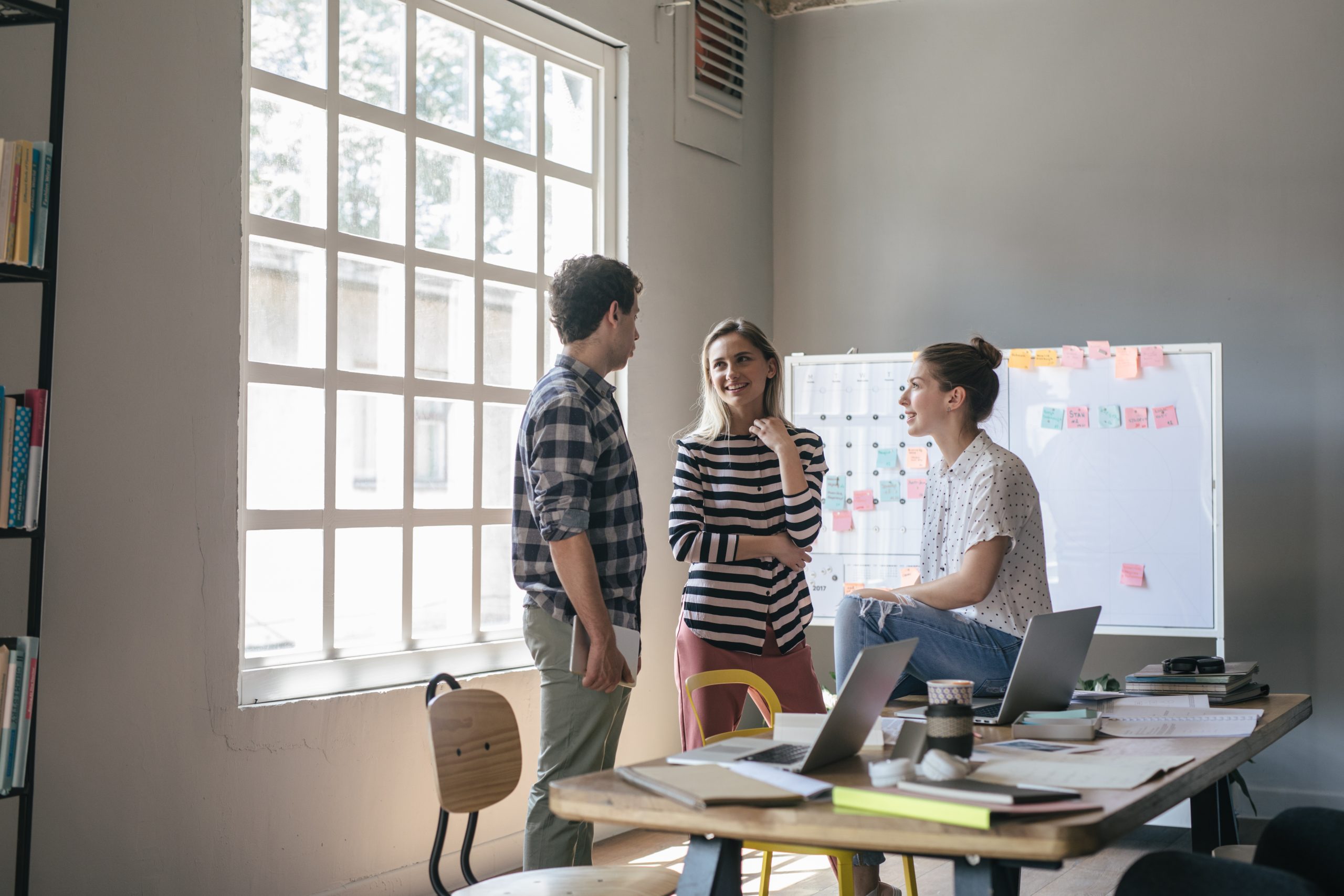 Collega's die samenwerken aan UX/UI design applicaties om gebruiksvriendelijkheid te vergroten