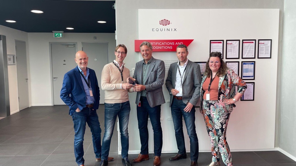 Axians team neemt Equinix award in ontvangst