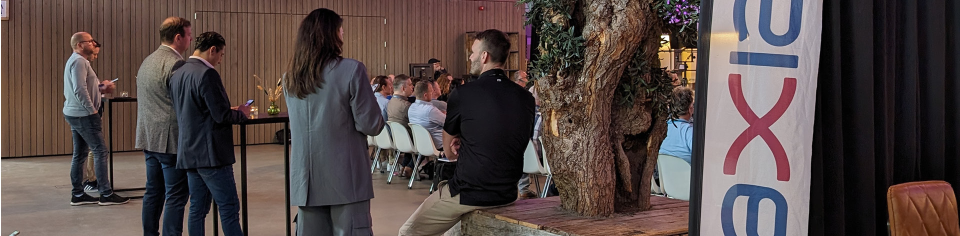 Diverse mensen kijken naar de presentatie van het Cyber Security Event