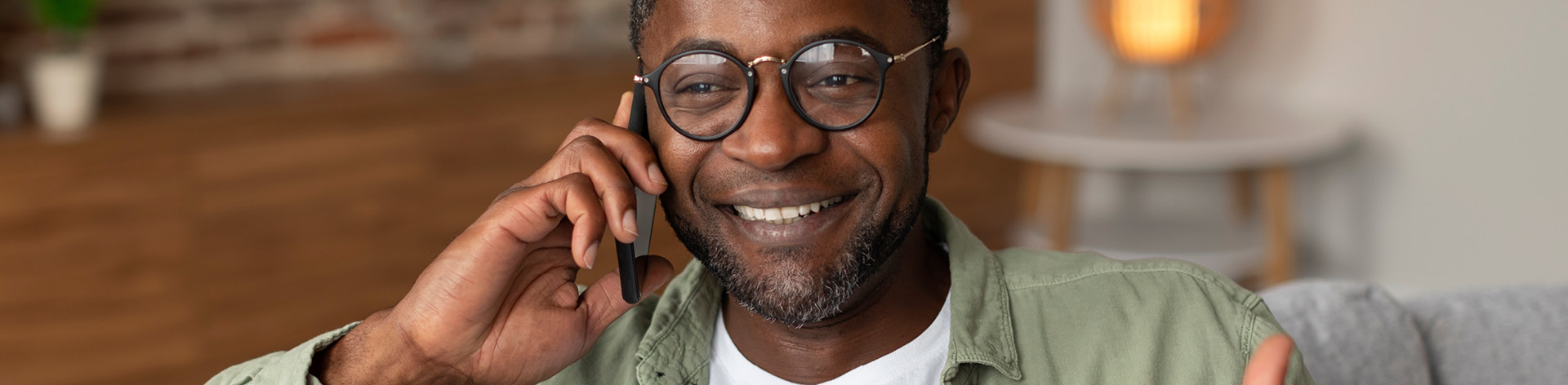 Afro-amerikaanse man belt met een mobiele telefoon aan zijn oor