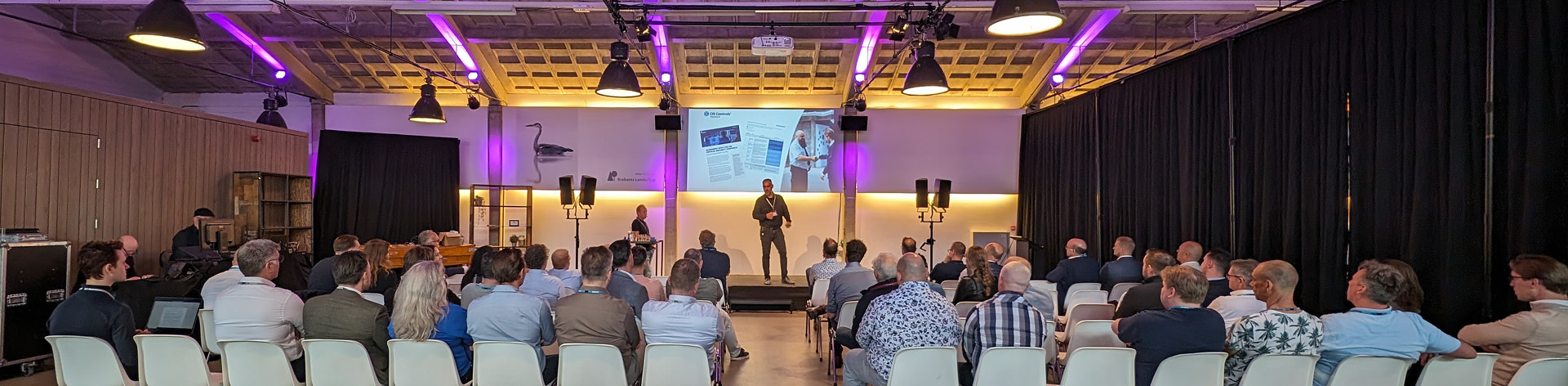 Collega&#039;s op het podium van het Axains Cyber Security Event