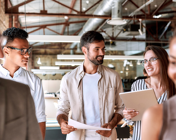 Sfeerbeeld ontwikkelaars die werken aan applicatie op basis van business ID