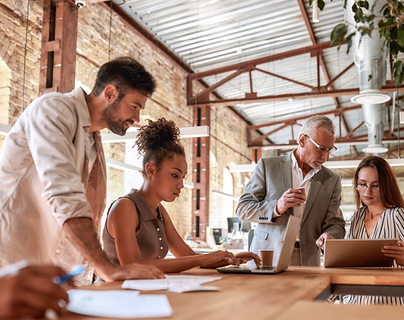 Groep ontwikkelaars sparren over Business ID
