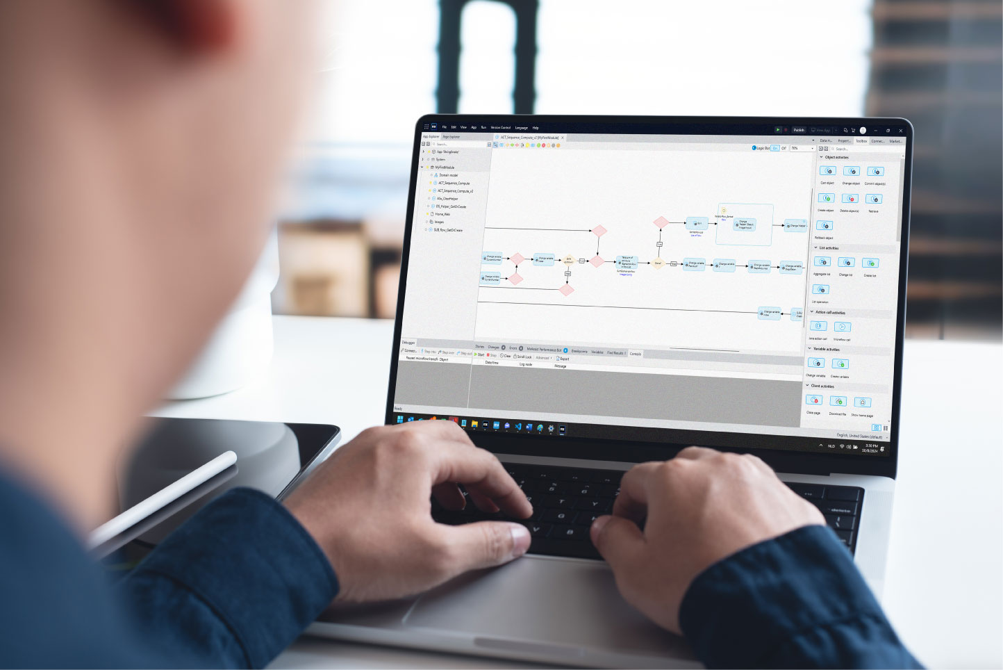 Werken achter laptop aan mendix applicatie