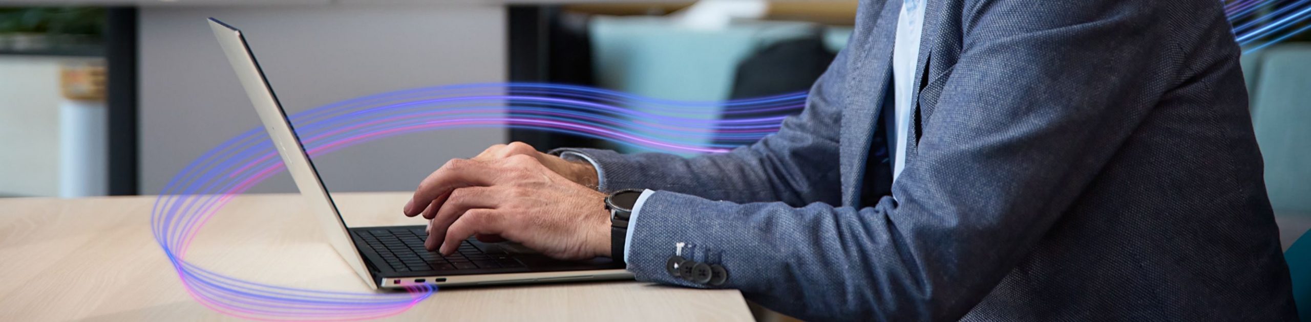 Man bekijkt op zijn laptop het Network dashboard en verscherp zijn inzichten om betere beslissingen te kunnen nemen