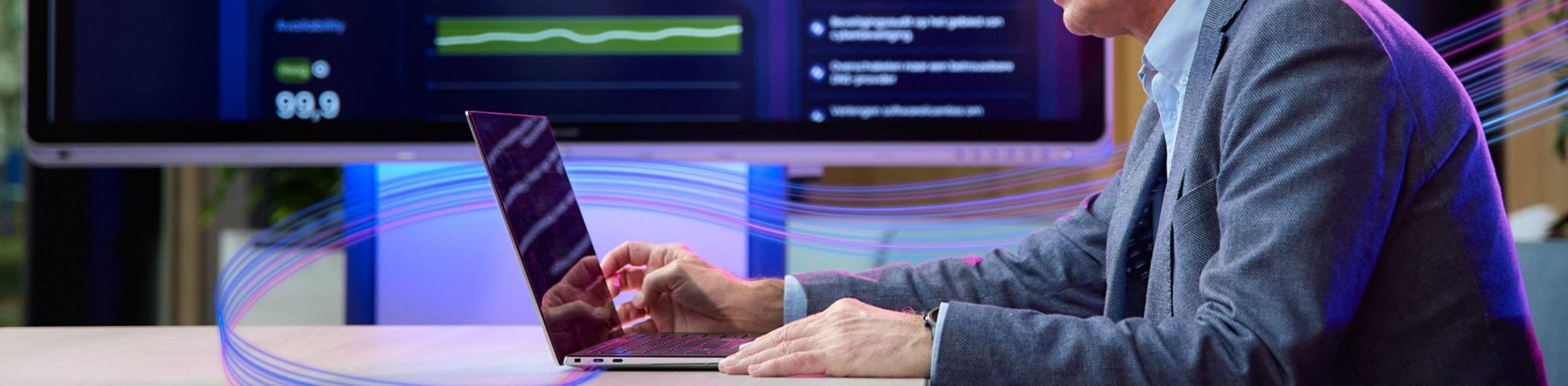 Man bekijkt op zijn laptop het NaaS dashboard en verscherp zijn inzichten om betere beslissingen te kunnen nemen