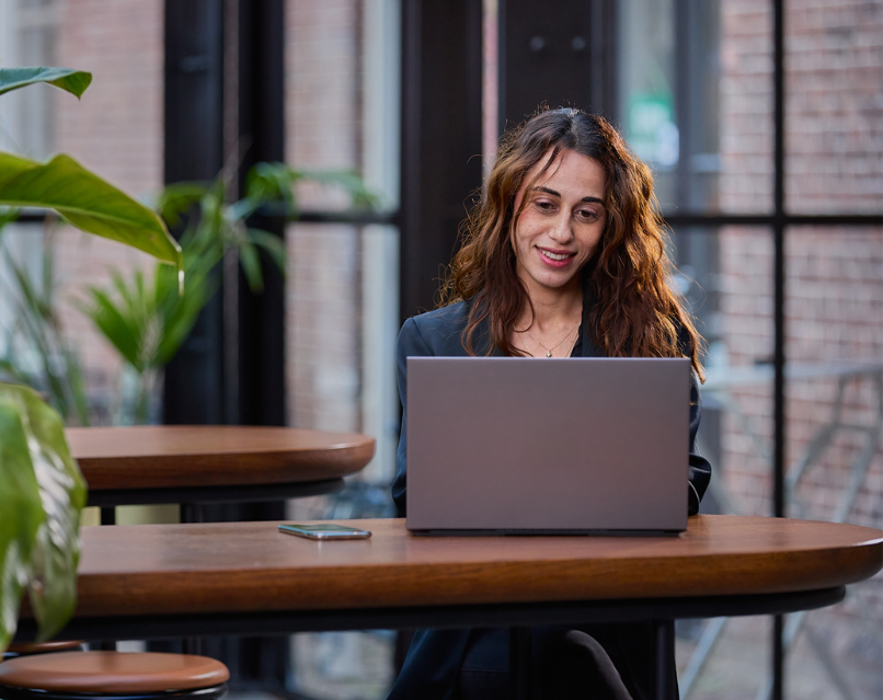 Vrouw aan het werk achter het laptop