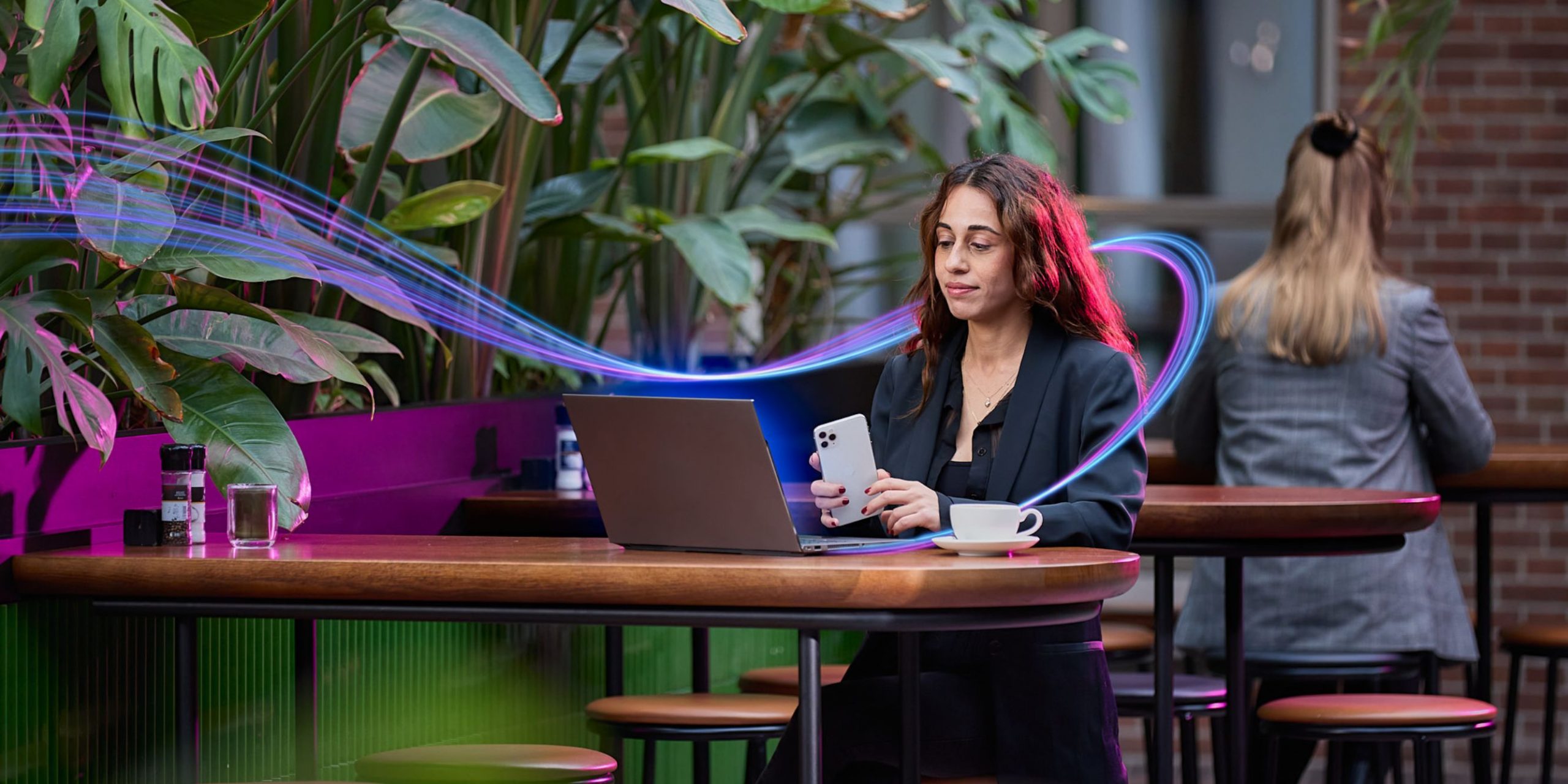 vrouw krijgt via 2 staps verificatie beveiligd toegang tot haar werkaccount op een remote werklocatie