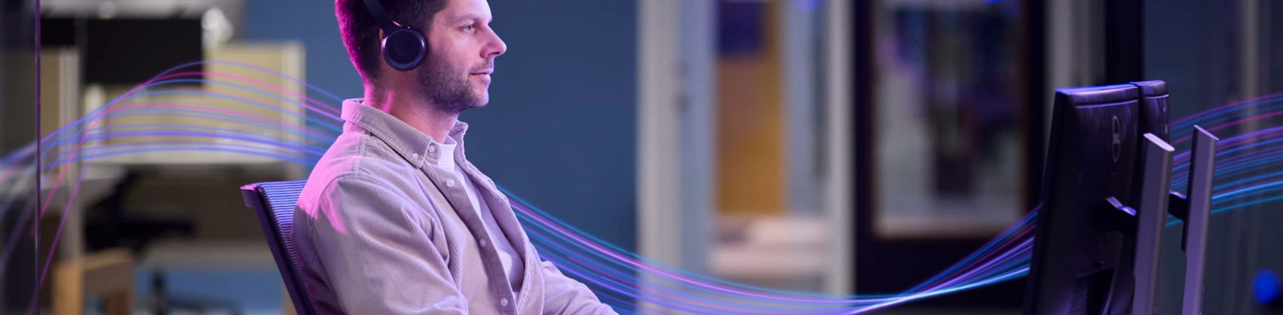 man werkt op zijn computer en versnelt de digitale transformatie met NaaS