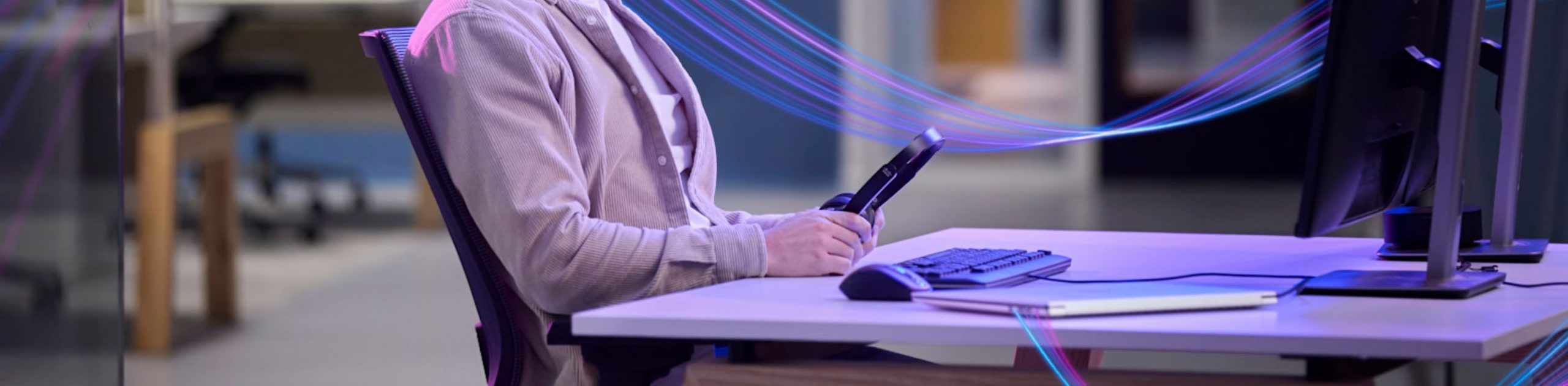 man werkt op zijn computer en versnelt de digitale transformatie met NaaS