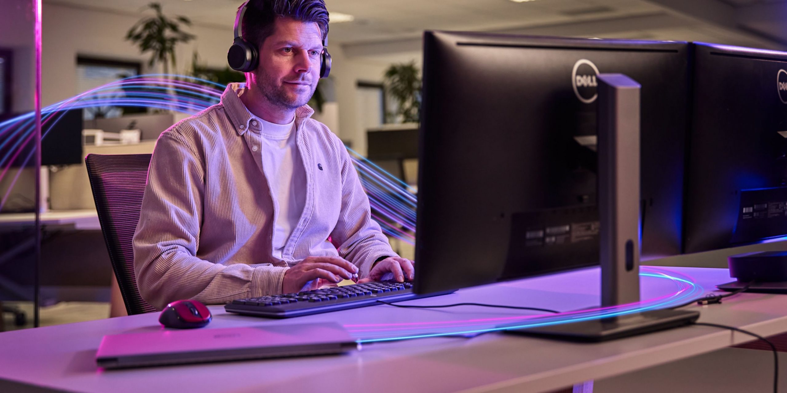 man werkt op zijn computer en versnelt de digitale transformatie met NaaS