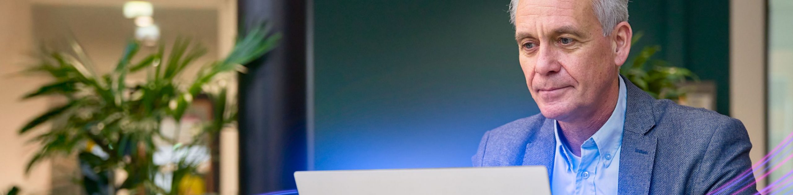 Man bekijkt netwerk inzichten op zijn laptop