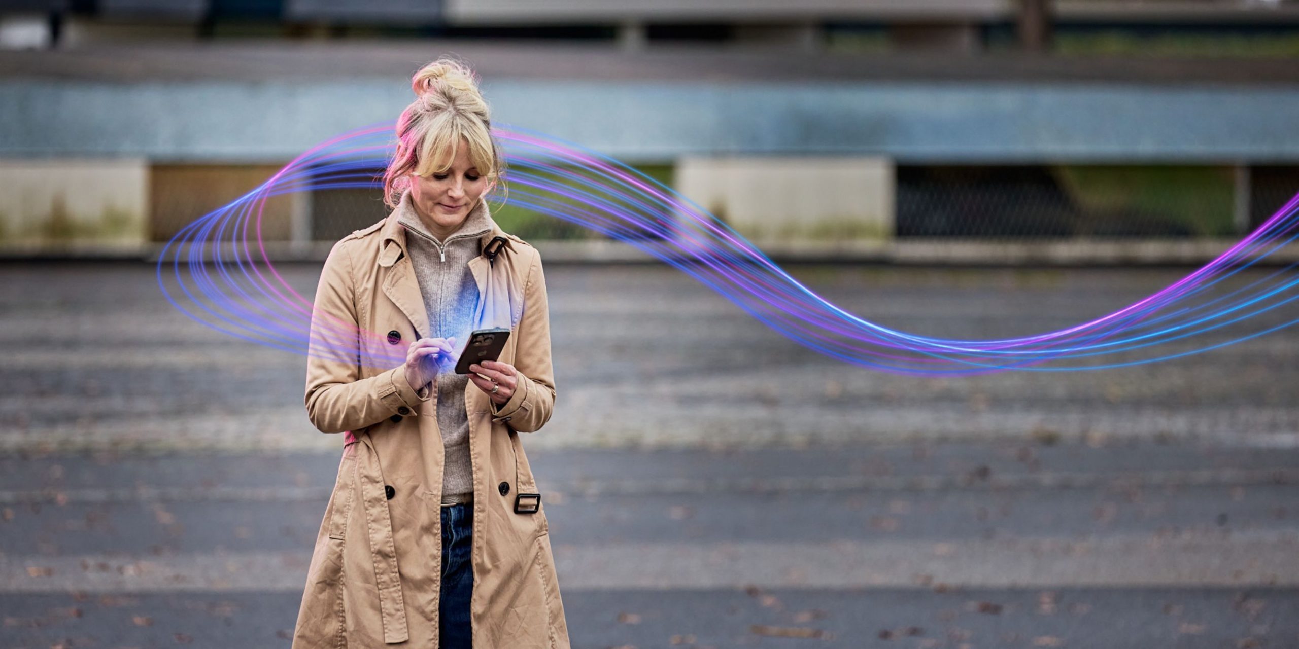 Vrouw blijft in verbinding met haar werkbestanden en applicaties, via haar mobiele telefoon